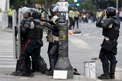 fuerzas de seguridad recuperan la plaza de altamira